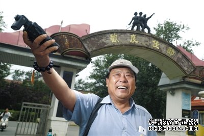 北京電影廠外，趙士軒用閃光燈打亮自己。平時(shí)，他都坐在這里等待演戲機(jī)會(huì)。趙士軒曾是一名法官，退休后為圓演戲夢，成為北影廠門口的一名群演。