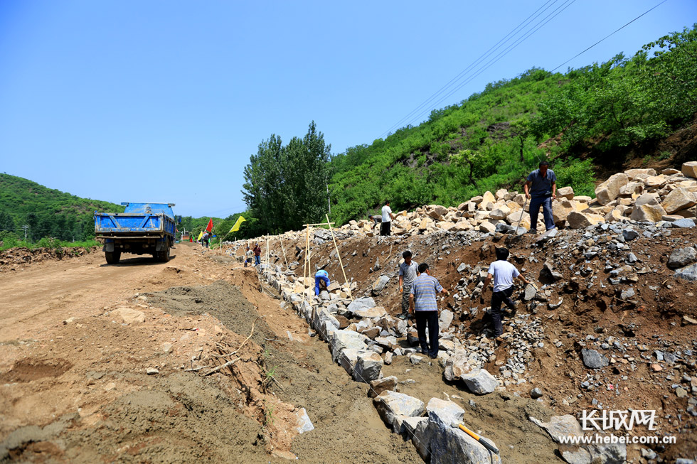 南胡哈村進村主路工程建設。長城網 張錚 攝
