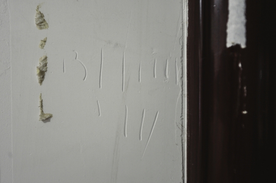 8月20日，長沙上東辛頓公寓小區(qū)，北一棟一住戶家門口的標(biāo)記，疑為小偷的暗號。圖/實(shí)習(xí)生 陳日雯 記者 辜鵬博