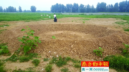 2016年8月4日，“巴鐵”生產(chǎn)研發(fā)基地7月舉行過奠基儀式的地方仍然是個大土坑，周邊荒草叢生。