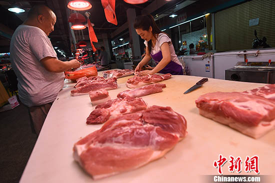 資料圖：民眾在菜市場(chǎng)選購(gòu)豬肉。中新社記者 武俊杰 攝