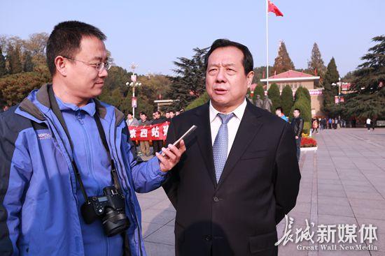 平山縣委書(shū)記李旭陽(yáng)接受采訪。記者 煙成群 攝