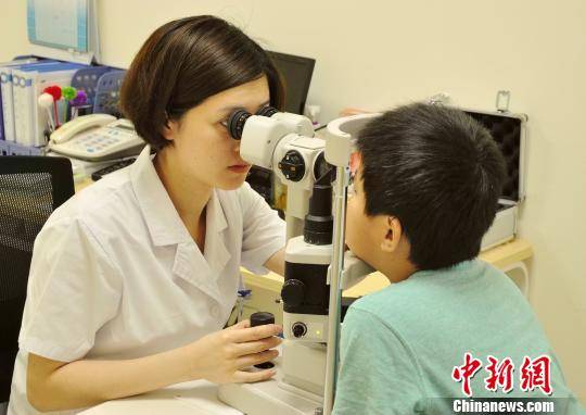 資料圖為孩子接受眼健康檢查。