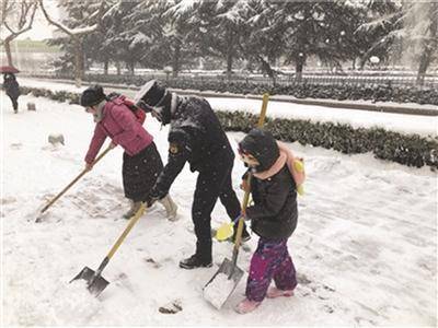 韓軍一家三口在掃雪。 魏劍 攝